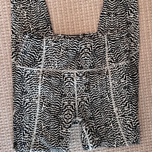 Varley Let’s Go Pocket 2.0 Leggings. Zebra print - Picture 4 of 4